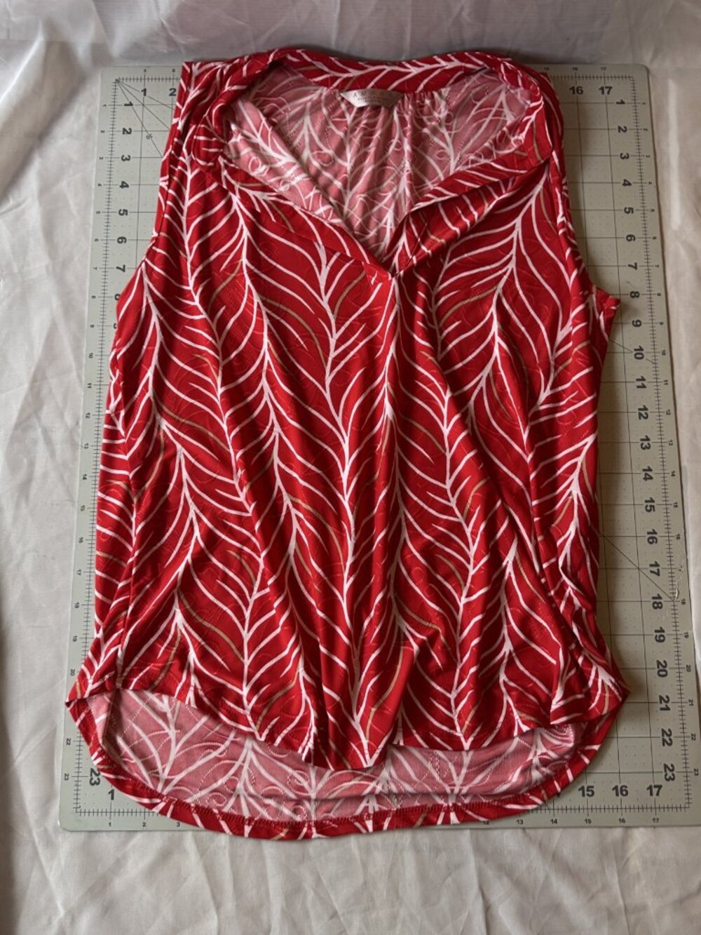 AMANA Women's Red White Leaf Print Sleeveless Blouse Size M